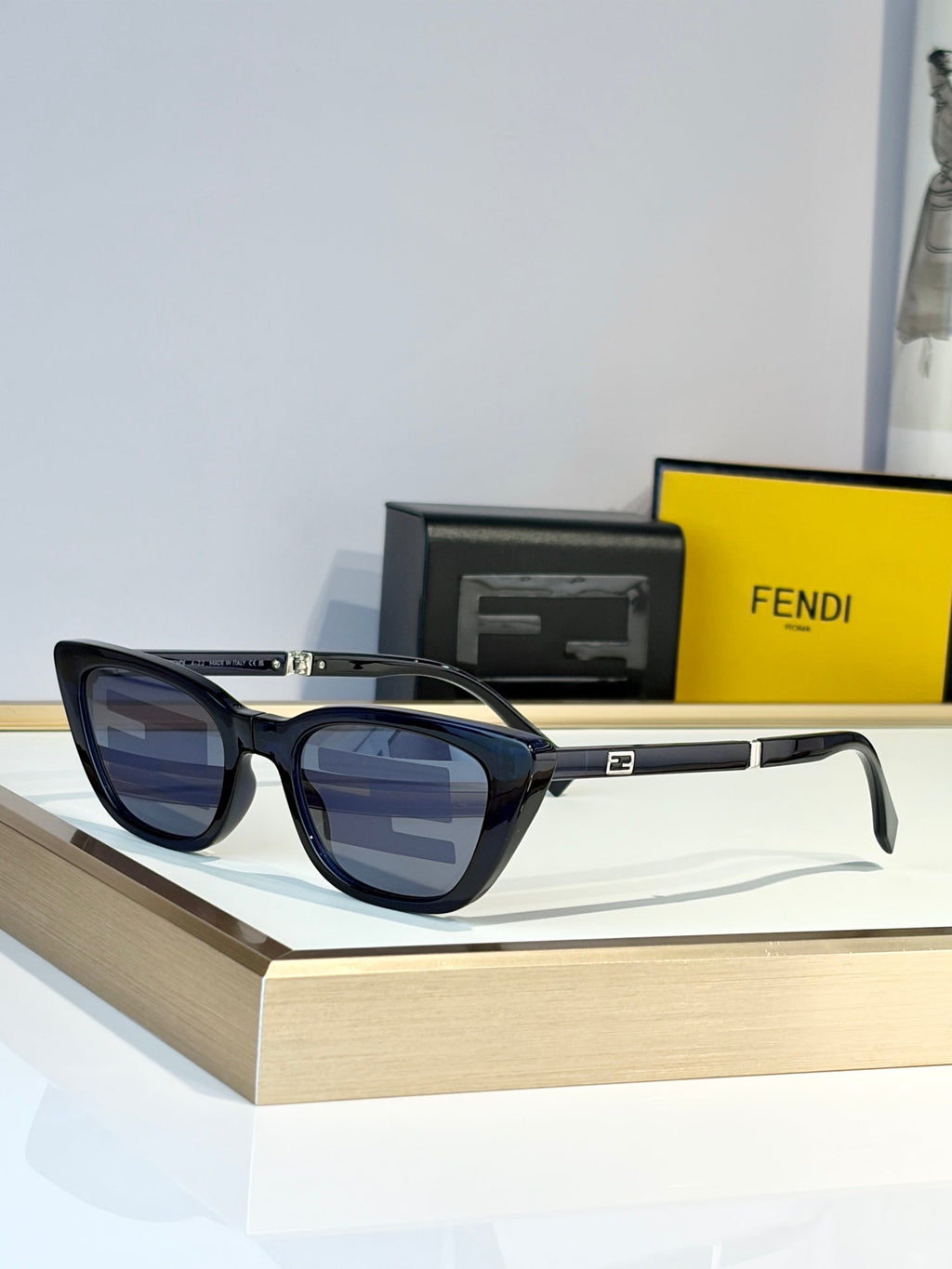 Fendi FE40089I Sunglasses